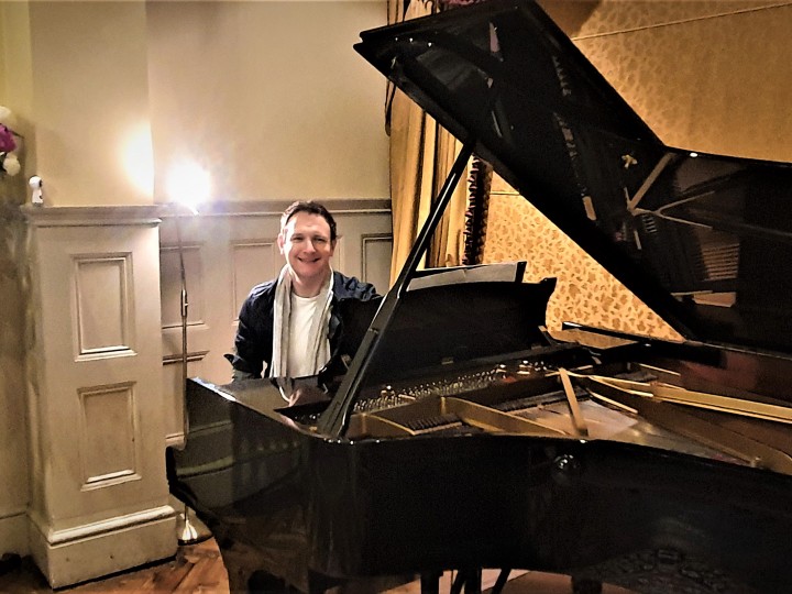 Del Gibbons at a Steinway grand piano 2020